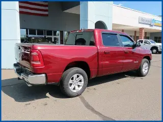 Ram 1500 2023 4x4 Laramie 4p Cabina de tripulación 5.6 ft. SB Camioneta