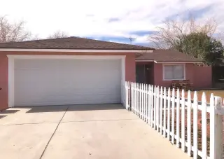 PALMDALE- RENTO CASA DE 3 RECS.