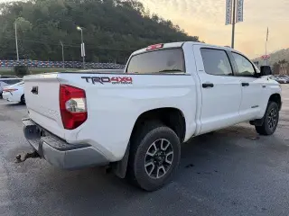 Toyota Tundra 2014 4x4 SR5 4dr CrewMax Cab Pickup SB (5.7L V8 FFV)
