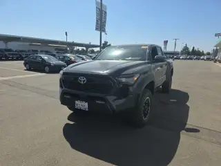 Toyota Tacoma 2024 4x4 SR5 4dr Double Cab 5.0 ft SB