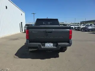 Toyota Tacoma 2024 4x4 SR5 4dr Double Cab 5.0 ft SB