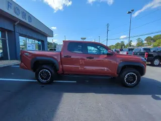 Toyota Tacoma 2025 4x4 SR5 4dr Double Cab 5.0 ft SB