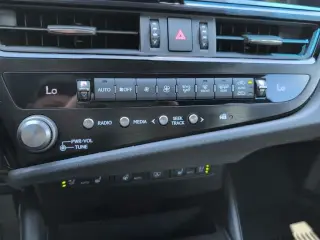 Lexus ES 300h 2024 F SPORT Handling 4dr Sedán
