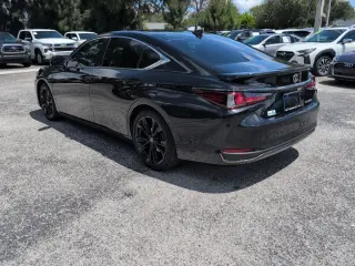 Lexus ES 300h 2024 F SPORT Handling 4dr Sedán