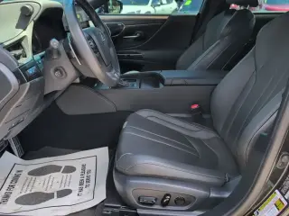 Lexus ES 300h 2024 F SPORT Handling 4dr Sedán