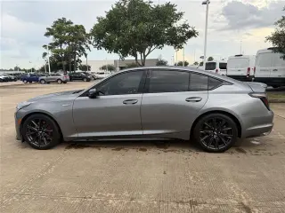 Sedán Cadillac CT5-V 2021 de 4 puertas