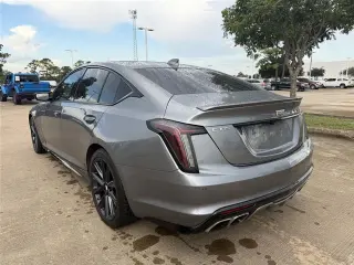 Sedán Cadillac CT5-V 2021 de 4 puertas