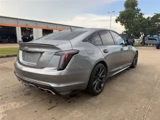 Sedán Cadillac CT5-V 2021 de 4 puertas