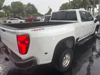Chevrolet Silverado 3500HD 2023 4x4 LT 4 puertas Crew Cab SRW