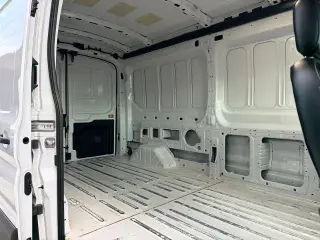 Ford Transit 2024 250 3dr LWB Techo Medio Furgón de Carga
