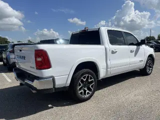 Ram 1500 2025 4x4 Laramie 4 puertas Crew Cab 1.7 m SB Pickup