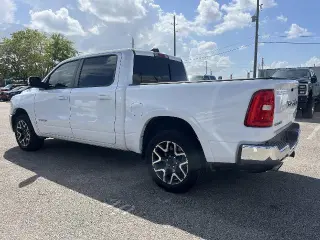 Ram 1500 2025 4x4 Laramie 4 puertas Crew Cab 1.7 m SB Pickup