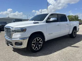 Ram 1500 2025 4x4 Laramie 4 puertas Crew Cab 1.7 m SB Pickup