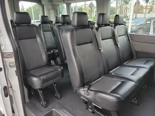 Ford Transit 2022 350 XL 3dr LMB Techo Medio Furgón de Pasajeros