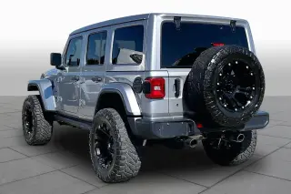Jeep Wrangler Unlimited 2018 4x4 Sahara 4dr SUV (versión media del año)