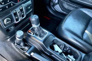 Jeep Wrangler Unlimited 2018 4x4 Sahara 4dr SUV (versión media del año)