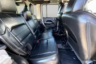Jeep Wrangler Unlimited 2018 4x4 Sahara 4dr SUV (versión media del año)