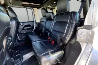 Jeep Wrangler Unlimited 2018 4x4 Sahara 4dr SUV (versión media del año)