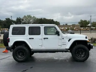 Jeep Wrangler Unlimited 2018 4x4 Sahara 4dr SUV (lanzamiento de mitad de año)