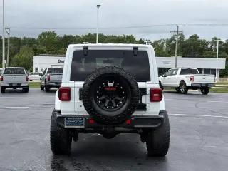 Jeep Wrangler Unlimited 2018 4x4 Sahara 4dr SUV (lanzamiento de mitad de año)