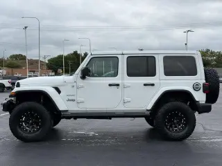 Jeep Wrangler Unlimited 2018 4x4 Sahara 4dr SUV (lanzamiento de mitad de año)