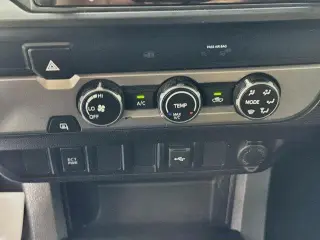 Toyota Tacoma 2022 4x2 SR5 4 puertas Doble Cabina 5.0 ft SB