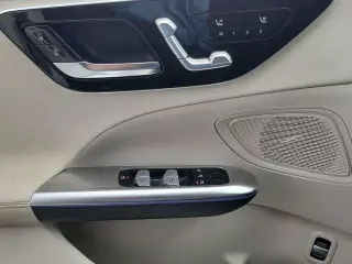 Clase C de Mercedes-Benz 2023 C 300 4p Sedan, Certificado, Câmera de retrocesso, Tela de toque central de 11,9 polegadas, Rodas de 18 de 5 raios, Apoio lombar do motorista com ajuste elétrico, Freios a disco de 4 rodas, 5 alto-falantes, Freios ABS, Ar con