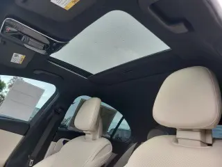 Clase C de Mercedes-Benz 2023 C 300 4p Sedan, Certificado, Câmera de retrocesso, Tela de toque central de 11,9 polegadas, Rodas de 18 de 5 raios, Apoio lombar do motorista com ajuste elétrico, Freios a disco de 4 rodas, 5 alto-falantes, Freios ABS, Ar con