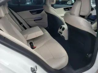 Clase C de Mercedes-Benz 2023 C 300 4p Sedan, Certificado, Câmera de retrocesso, Tela de toque central de 11,9 polegadas, Rodas de 18 de 5 raios, Apoio lombar do motorista com ajuste elétrico, Freios a disco de 4 rodas, 5 alto-falantes, Freios ABS, Ar con