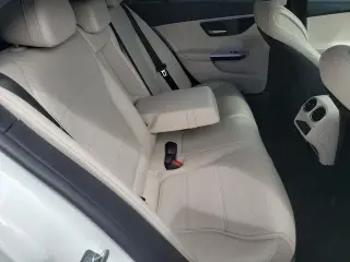 Clase C de Mercedes-Benz 2023 C 300 4p Sedan, Certificado, Câmera de retrocesso, Tela de toque central de 11,9 polegadas, Rodas de 18 de 5 raios, Apoio lombar do motorista com ajuste elétrico, Freios a disco de 4 rodas, 5 alto-falantes, Freios ABS, Ar con