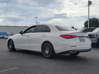 Clase C de Mercedes-Benz 2023 C 300 4p Sedan, Certificado, Câmera de retrocesso, Tela de toque central de 11,9 polegadas, Rodas de 18 de 5 raios, Apoio lombar do motorista com ajuste elétrico, Freios a disco de 4 rodas, 5 alto-falantes, Freios ABS, Ar con
