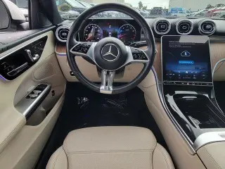 Clase C de Mercedes-Benz 2023 C 300 4p Sedan, Certificado, Câmera de retrocesso, Tela de toque central de 11,9 polegadas, Rodas de 18 de 5 raios, Apoio lombar do motorista com ajuste elétrico, Freios a disco de 4 rodas, 5 alto-falantes, Freios ABS, Ar con