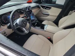 Clase C de Mercedes-Benz 2023 C 300 4p Sedan, Certificado, Câmera de retrocesso, Tela de toque central de 11,9 polegadas, Rodas de 18 de 5 raios, Apoio lombar do motorista com ajuste elétrico, Freios a disco de 4 rodas, 5 alto-falantes, Freios ABS, Ar con