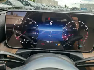 Clase C de Mercedes-Benz 2023 C 300 4p Sedan, Certificado, Câmera de retrocesso, Tela de toque central de 11,9 polegadas, Rodas de 18 de 5 raios, Apoio lombar do motorista com ajuste elétrico, Freios a disco de 4 rodas, 5 alto-falantes, Freios ABS, Ar con