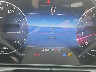 Clase C de Mercedes-Benz 2023 C 300 4p Sedan, Certificado, Câmera de retrocesso, Tela de toque central de 11,9 polegadas, Rodas de 18 de 5 raios, Apoio lombar do motorista com ajuste elétrico, Freios a disco de 4 rodas, 5 alto-falantes, Freios ABS, Ar con