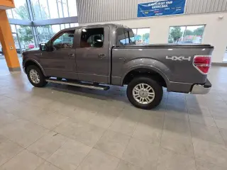 Ford F-150 2011 4x4 Lariat 4p SuperCrew Styleside 5.5 ft. SB Metálica Gris Plata CARFAX Propietario Único. 14/19 MPG Ciudad/Carretera Ford F-150 Lariat 4WD 6-Velocidades Automática Electrónica 5.0L V8 FFV 5.0L V8 FFV, 4WD. ¡PRECIOS AL POR MAYOR PARA TODOS