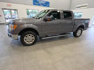 Ford F-150 2011 4x4 Lariat 4p SuperCrew Styleside 5.5 ft. SB Metálica Gris Plata CARFAX Propietario Único. 14/19 MPG Ciudad/Carretera Ford F-150 Lariat 4WD 6-Velocidades Automática Electrónica 5.0L V8 FFV 5.0L V8 FFV, 4WD. ¡PRECIOS AL POR MAYOR PARA TODOS