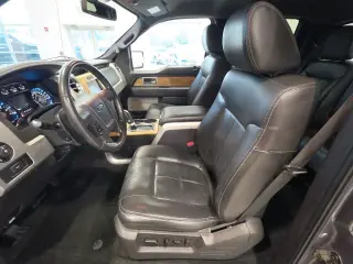 Ford F-150 2011 4x4 Lariat 4p SuperCrew Styleside 5.5 ft. SB Metálica Gris Plata CARFAX Propietario Único. 14/19 MPG Ciudad/Carretera Ford F-150 Lariat 4WD 6-Velocidades Automática Electrónica 5.0L V8 FFV 5.0L V8 FFV, 4WD. ¡PRECIOS AL POR MAYOR PARA TODOS