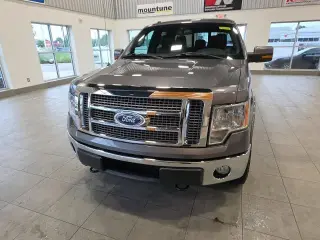 Ford F-150 2011 4x4 Lariat 4p SuperCrew Styleside 5.5 ft. SB Metálica Gris Plata CARFAX Propietario Único. 14/19 MPG Ciudad/Carretera Ford F-150 Lariat 4WD 6-Velocidades Automática Electrónica 5.0L V8 FFV 5.0L V8 FFV, 4WD. ¡PRECIOS AL POR MAYOR PARA TODOS