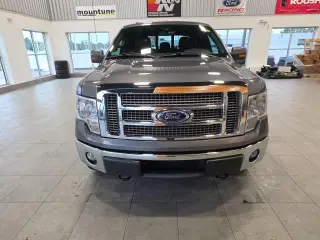 Ford F-150 2011 4x4 Lariat 4p SuperCrew Styleside 5.5 ft. SB Metálica Gris Plata CARFAX Propietario Único. 14/19 MPG Ciudad/Carretera Ford F-150 Lariat 4WD 6-Velocidades Automática Electrónica 5.0L V8 FFV 5.0L V8 FFV, 4WD. ¡PRECIOS AL POR MAYOR PARA TODOS