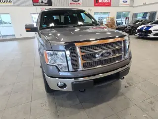 Ford F-150 2011 4x4 Lariat 4p SuperCrew Styleside 5.5 ft. SB Metálica Gris Plata CARFAX Propietario Único. 14/19 MPG Ciudad/Carretera Ford F-150 Lariat 4WD 6-Velocidades Automática Electrónica 5.0L V8 FFV 5.0L V8 FFV, 4WD. ¡PRECIOS AL POR MAYOR PARA TODOS