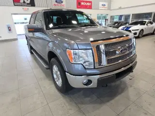Ford F-150 2011 4x4 Lariat 4p SuperCrew Styleside 5.5 ft. SB Metálica Gris Plata CARFAX Propietario Único. 14/19 MPG Ciudad/Carretera Ford F-150 Lariat 4WD 6-Velocidades Automática Electrónica 5.0L V8 FFV 5.0L V8 FFV, 4WD. ¡PRECIOS AL POR MAYOR PARA TODOS