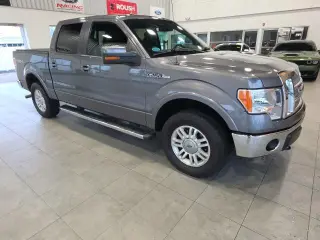 Ford F-150 2011 4x4 Lariat 4p SuperCrew Styleside 5.5 ft. SB Metálica Gris Plata CARFAX Propietario Único. 14/19 MPG Ciudad/Carretera Ford F-150 Lariat 4WD 6-Velocidades Automática Electrónica 5.0L V8 FFV 5.0L V8 FFV, 4WD. ¡PRECIOS AL POR MAYOR PARA TODOS