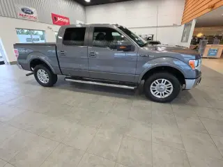 Ford F-150 2011 4x4 Lariat 4p SuperCrew Styleside 5.5 ft. SB Metálica Gris Plata CARFAX Propietario Único. 14/19 MPG Ciudad/Carretera Ford F-150 Lariat 4WD 6-Velocidades Automática Electrónica 5.0L V8 FFV 5.0L V8 FFV, 4WD. ¡PRECIOS AL POR MAYOR PARA TODOS