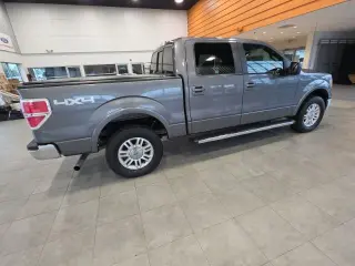 Ford F-150 2011 4x4 Lariat 4p SuperCrew Styleside 5.5 ft. SB Metálica Gris Plata CARFAX Propietario Único. 14/19 MPG Ciudad/Carretera Ford F-150 Lariat 4WD 6-Velocidades Automática Electrónica 5.0L V8 FFV 5.0L V8 FFV, 4WD. ¡PRECIOS AL POR MAYOR PARA TODOS