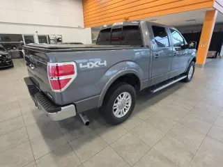 Ford F-150 2011 4x4 Lariat 4p SuperCrew Styleside 5.5 ft. SB Metálica Gris Plata CARFAX Propietario Único. 14/19 MPG Ciudad/Carretera Ford F-150 Lariat 4WD 6-Velocidades Automática Electrónica 5.0L V8 FFV 5.0L V8 FFV, 4WD. ¡PRECIOS AL POR MAYOR PARA TODOS