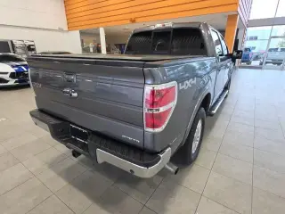 Ford F-150 2011 4x4 Lariat 4p SuperCrew Styleside 5.5 ft. SB Metálica Gris Plata CARFAX Propietario Único. 14/19 MPG Ciudad/Carretera Ford F-150 Lariat 4WD 6-Velocidades Automática Electrónica 5.0L V8 FFV 5.0L V8 FFV, 4WD. ¡PRECIOS AL POR MAYOR PARA TODOS