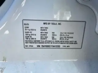 Serie de lanzamiento del Tesla Model Y 2026 AWD Long Range, un vehículo eléctrico sofisticado diseñado para el rendimiento y la eficiencia. Este modelo AWD ofrece una capacidad excepcional con un estimado EPA de 130 MPGe en la ciudad y 115 MPGe en carrete