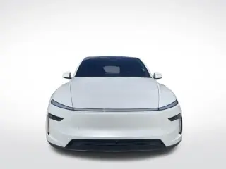 Serie de lanzamiento del Tesla Model Y 2026 AWD Long Range, un vehículo eléctrico sofisticado diseñado para el rendimiento y la eficiencia. Este modelo AWD ofrece una capacidad excepcional con un estimado EPA de 130 MPGe en la ciudad y 115 MPGe en carrete