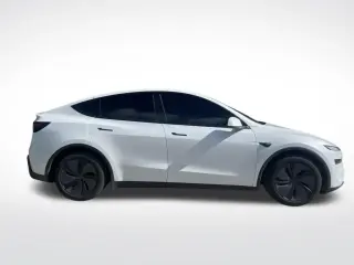 Serie de lanzamiento del Tesla Model Y 2026 AWD Long Range, un vehículo eléctrico sofisticado diseñado para el rendimiento y la eficiencia. Este modelo AWD ofrece una capacidad excepcional con un estimado EPA de 130 MPGe en la ciudad y 115 MPGe en carrete